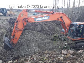 Kıranşeyh Köyü ile Gazelyakup Köyü arasındaki köy yolunun asfalt kaplamasının bozuk ve yolun dar olması nedeni ile Kütahya İl Özel idaresi ekipleri köy yollarında yol genişletme çalışmalarını başlattı.